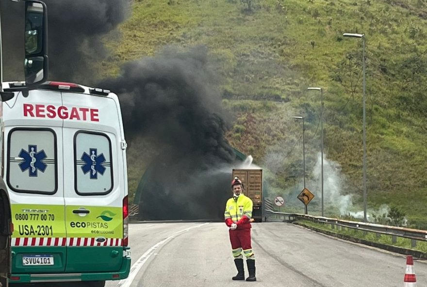 incendio-em-caminhao-bloqueia-rodovia-carvalho-pinto-em-jacarei3A-equipes-de-resgate-atuam-rapidamente-para-garantir-seguranca