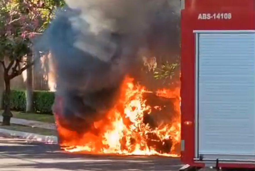 incendio-em-carro-assusta-moradores-de-condominio-de-luxo-em-presidente-prudente