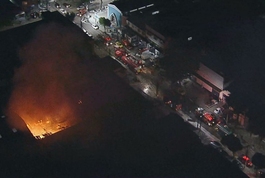 incendio-em-deposito-farmaceutico-na-penha3A-bombeiros-agem-com-eficacia-em-situacao-de-emergencia