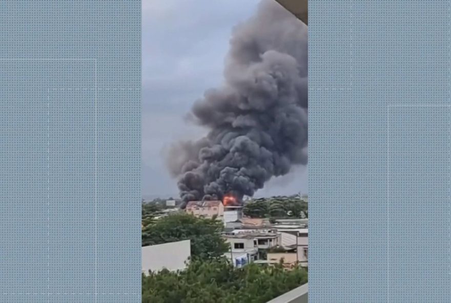 incendio-em-deposito-na-penha-interdita-casas-vizinhas-e-gera-preocupacao
