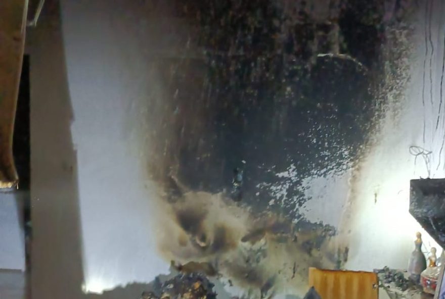 incendio-em-unai3A-sala-de-casa-e-destruida2C-moradores-sao-alertados-sobre-manutencao-de-eletrodomesticos.-acompanhe