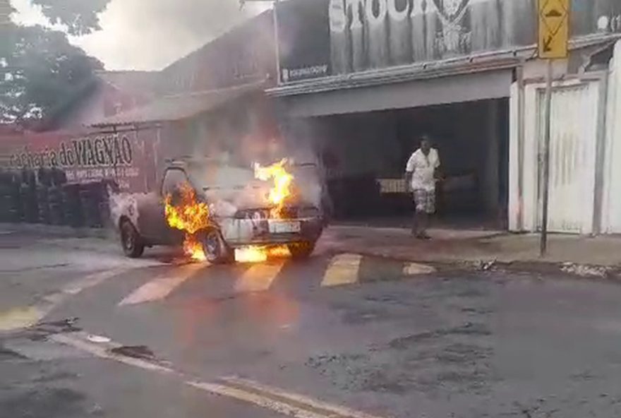 incidente-em-campinas3A-carro-pega-fogo2C-desce-rua-sem-motorista-e-e-bloqueado-por-moradores-de3A-informacao-e-uniao-na-comunidade