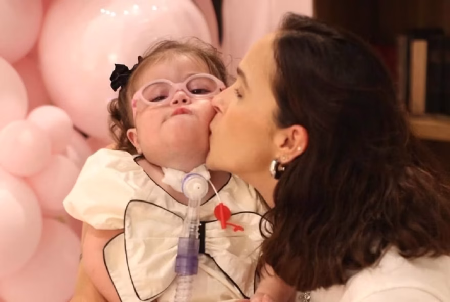 leticia-cazarre-atualiza-estado-de-saude-da-filha-maria-guilhermina3A-melhorias-e-desafios-no-tratamento-da-cardiopatia