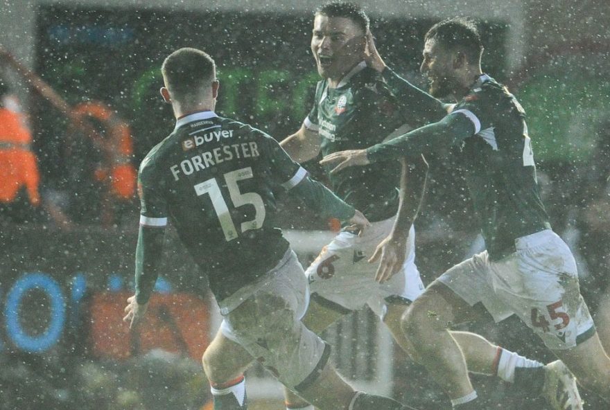 meio-campista-aaron-morley-marca-gols-decisivos-e-acaba-com-o-exeter-city-em-duas-derrotas-consecutivas-na-3a-divisao-inglesa