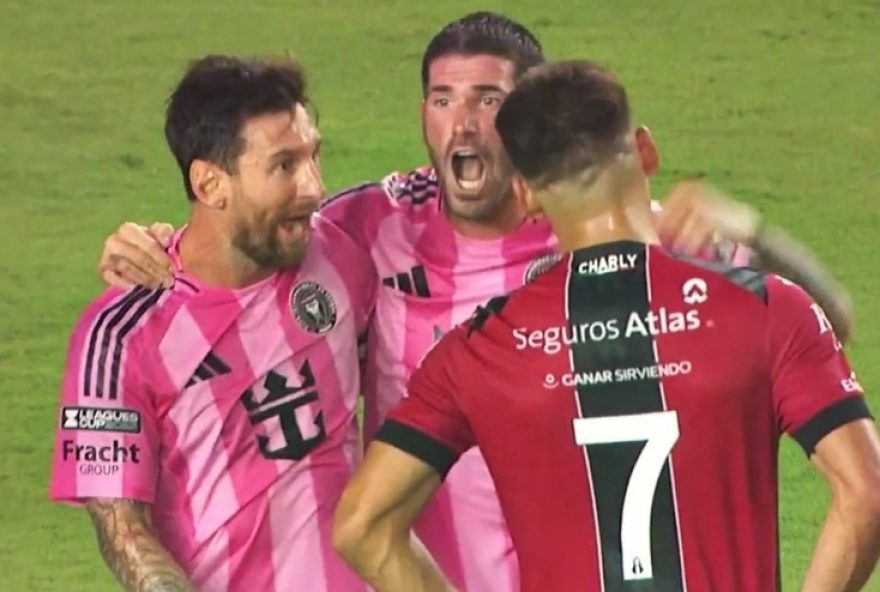 messi-grita-na-cara-de-rival-em-gol-decisivo3A-uruguaio-elogia-competitividade
