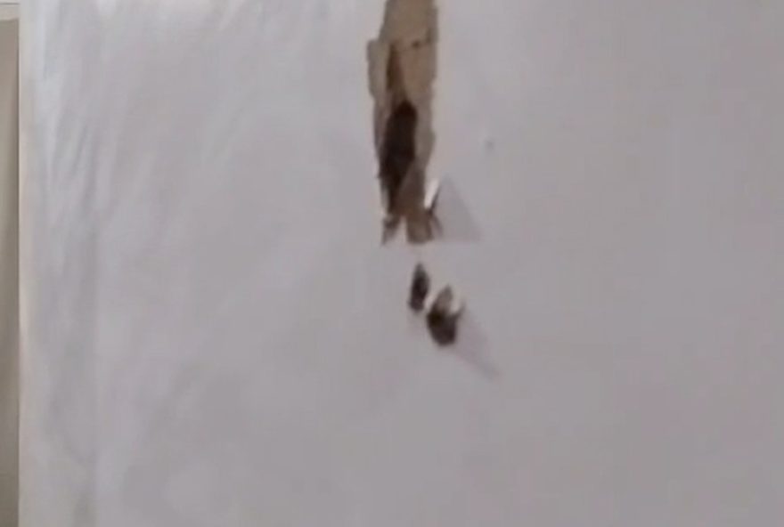 morador-do-complexo-do-alemao-registra-marcas-de-tiros-em-casa-durante-megaoperacao-policial-na-regiao