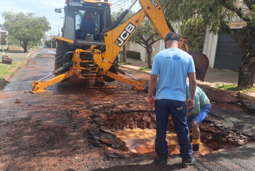 moto-22afunda22-em-cratera-apos-rompimento-de-tubulacao-em-uberlandia3A-alerta-para-investimentos-em-saneamento-basico