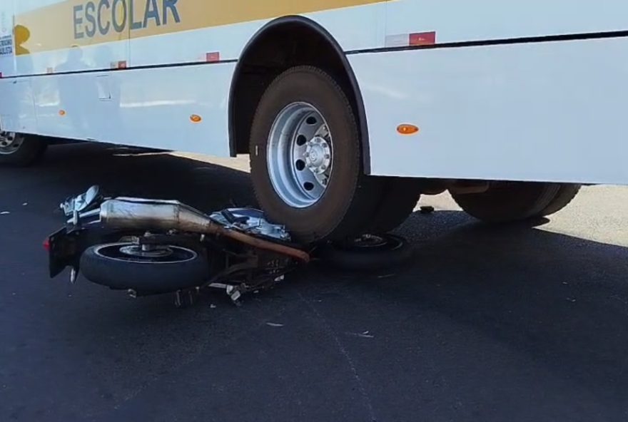 motociclista-fica-ferido-em-acidente-com-onibus-escolar-em-franca2C-sp3A-motorista-sem-habilitacao-e-moto-com-documento-vencido