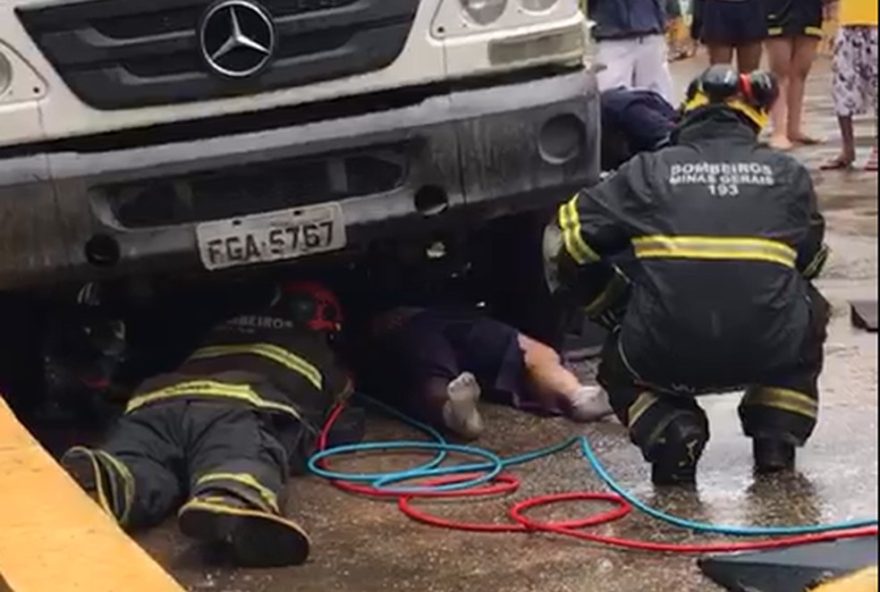 motociclista-fica-preso-debaixo-de-caminhao-em-itajuba3A-resgate-com-almofadas-pneumaticas