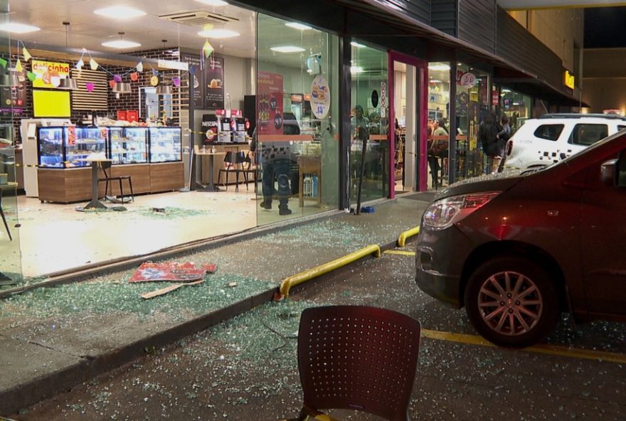 motorista-choca-ribeirao-preto-sp-ao-invadir-loja-de-conveniencia-vitimas-relatam-momento-de-desespero