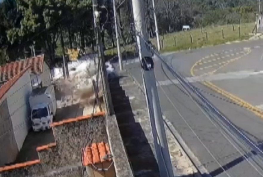 motorista-em-alta-velocidade-atravessa-muro-e-invade-condominio-em-sorocaba3A-caso-sera-investigado