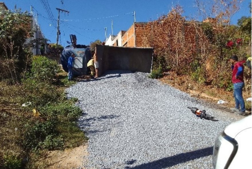 motorista-ferido-em-tombamento-de-caminhao-com-brita-em-montes-claros3A-a-importancia-da-seguranca-no-transito