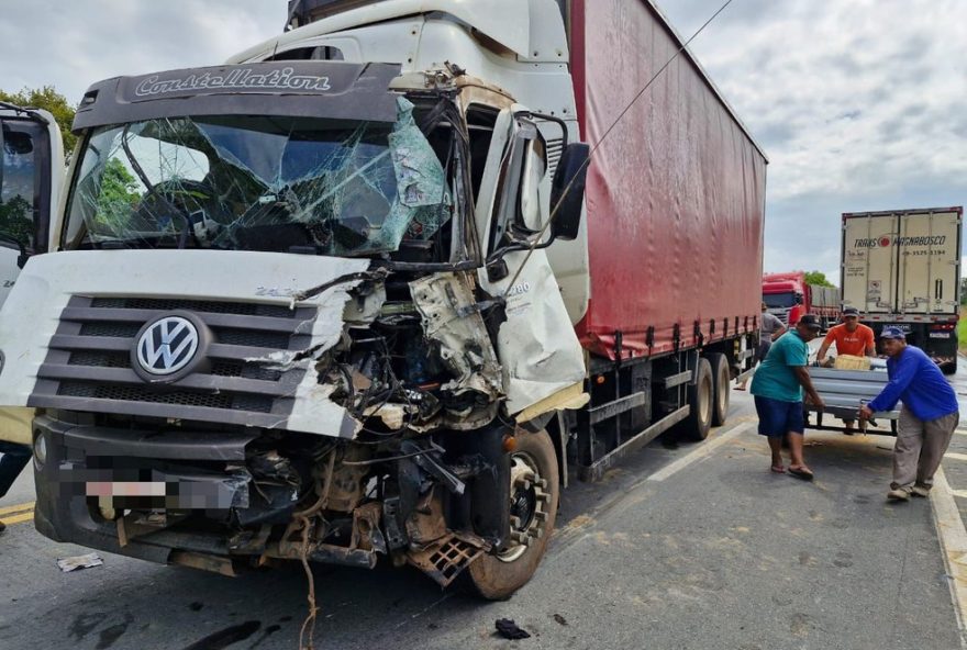 motorista-fica-ferido-em-acidente-na-br-365-em-jequitai3A-cuidado-ao-dirigir-na-chuva