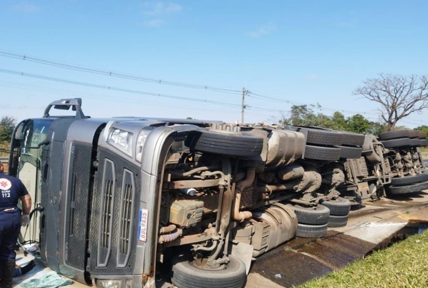 motorista-morre-apos-mal-subito-em-caminhao-carregado-na-sp-258-em-itapeva3A-veiculo-tomba-com-carga-de-madeira