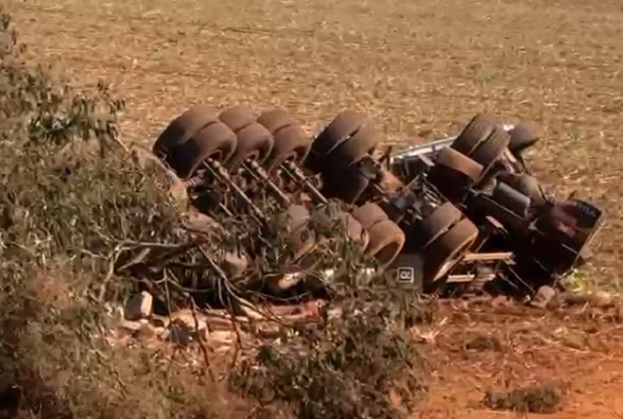 motorista-morre-em-acidente-com-carreta-de-flocos-de-milho-na-sp-425-em-miguelopolis