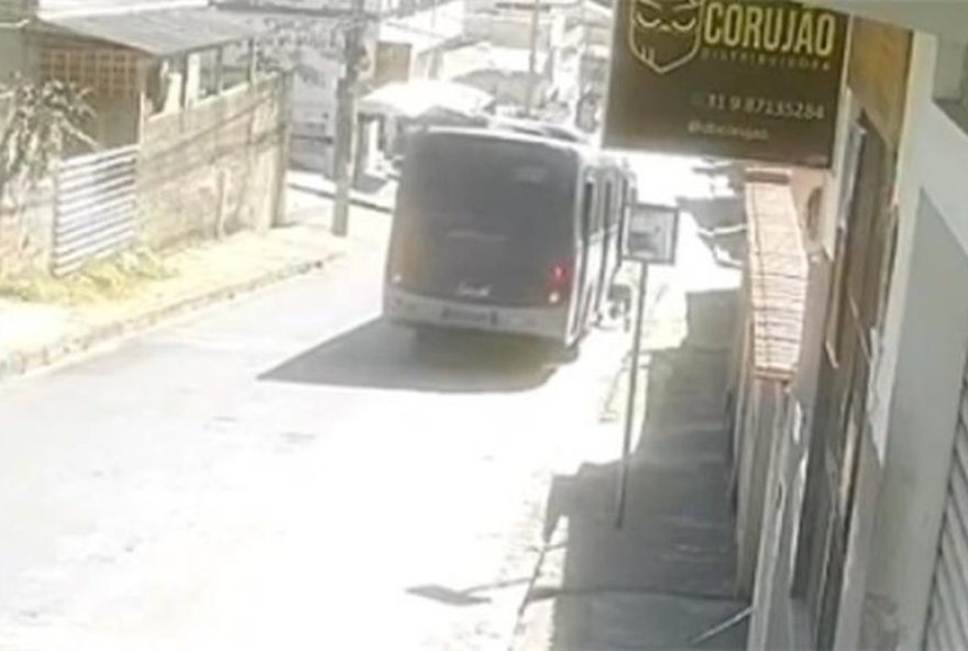 mulher-e-atropelada-por-onibus-apos-descer-e-cair3B-video-do-acidente-no-bairro-mineirao