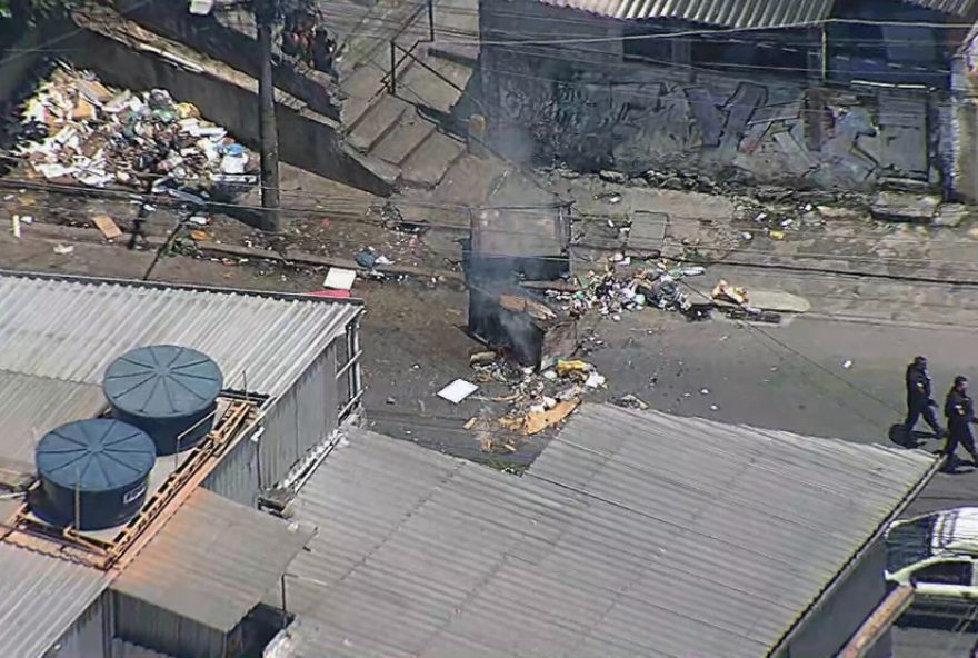 mulher-e-baleada-e-morre-no-sampaio2C-rio-de-janeiro3A-manifestacoes-incendeiam-bairro