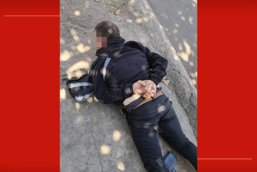 mulher-esfaqueada-no-aeroporto-de-brasilia3A-suspeito-preso-apos-tentativa-de-feminicidio