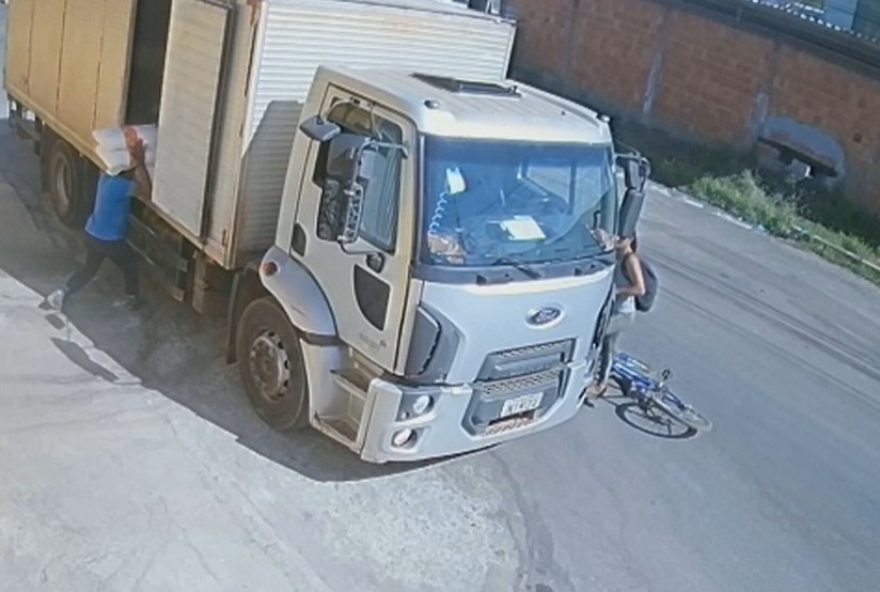 mulher-furta-celular-de-caminhao-em-planaltina3A-video-flagra-acao.-proteja-seus-pertences0A0A23furtoemplanaltina-23celularfurtado-23seguranca-23cargaedescarga-23alertaseguranca