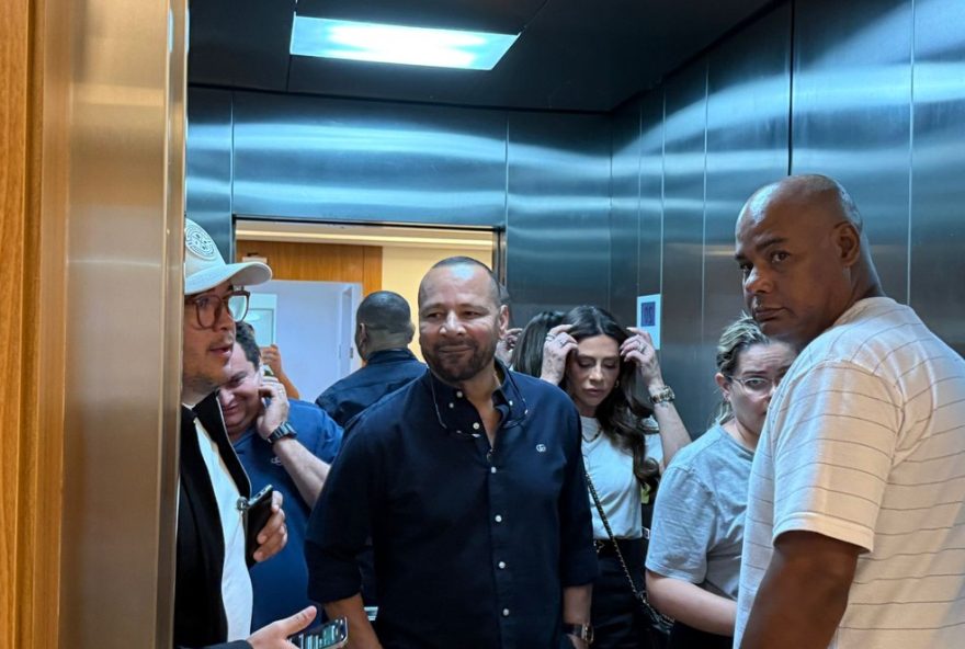 neymar-pai-chega-a-santos-para-festa-de-assinatura-de-contrato-do-filho-na-vila-belmiro3A-saiba-mais