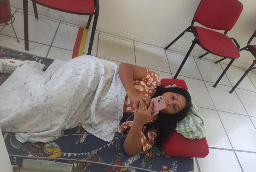 nutricionista-dorme-em-concessionaria-para-escapar-do-calor-e-aproveita-ar-condicionado3A-aqui-esta-fresquinho