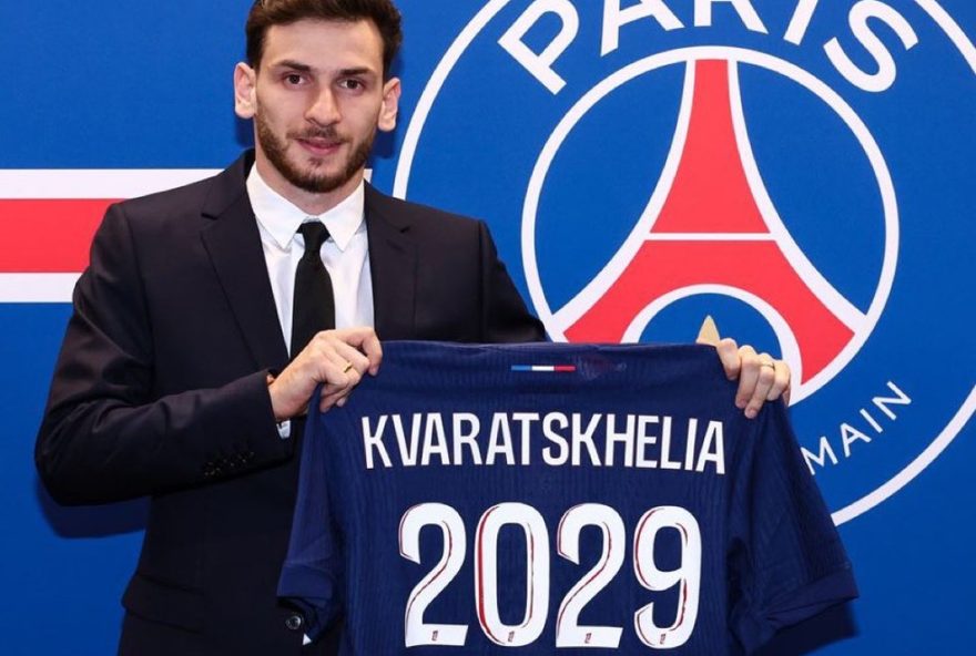 paris-saint-germain-anuncia-contratacao-do-atacante-khvicha-kvaratskhelia-do-napoli-por-70-milhoes-de-euros3A-novo-talento-em-destaque