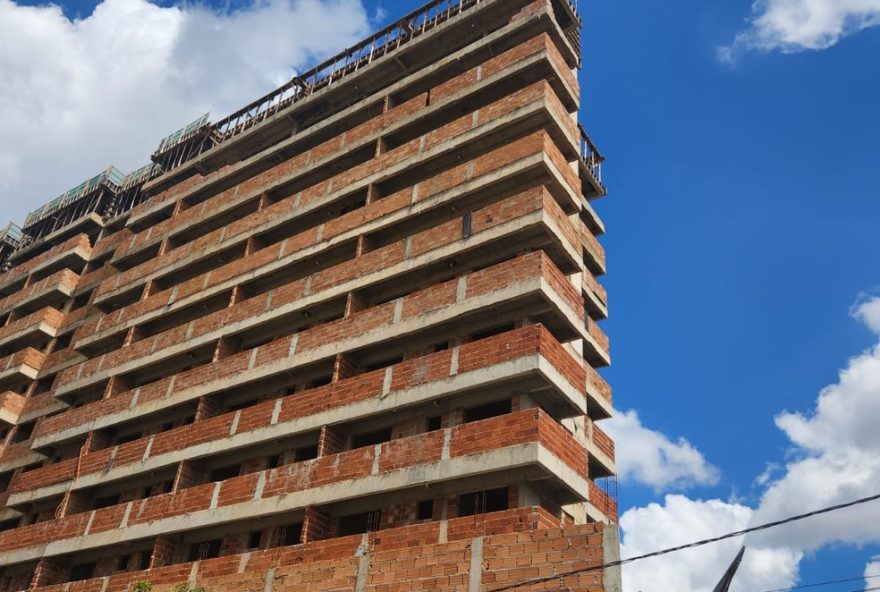 placa-de-madeira-quase-atinge-idoso-em-mg3A-engenheiro-salvo-por-segundos