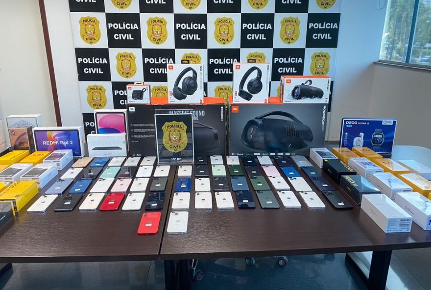 policia-apreende-60-celulares-ilegais-no-shopping-popular-de-ceilandia3A-tres-prisoes-em-flagrante