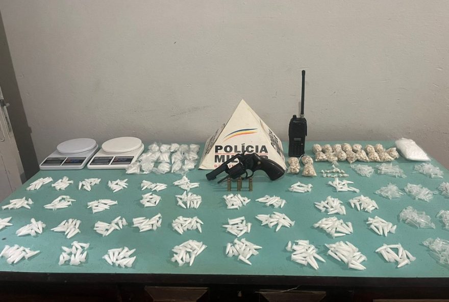 policia-militar-de-jequitai-prende-tres-suspeitos-e-apreende-drogas2C-arma-e-moto