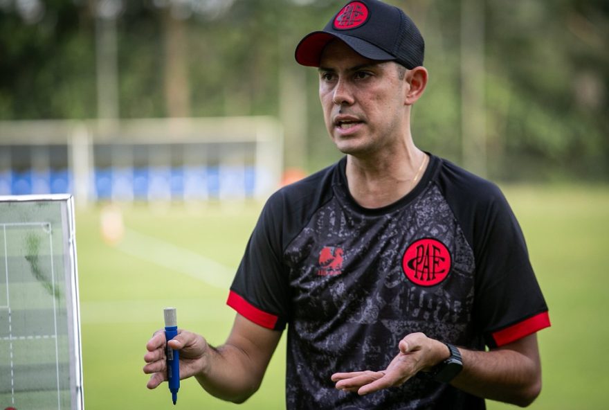 pouso-alegre-demite-igor-guerra-apos-goleada-e-henrique-assume-como-tecnico-interino2C-ex-cruzeiro