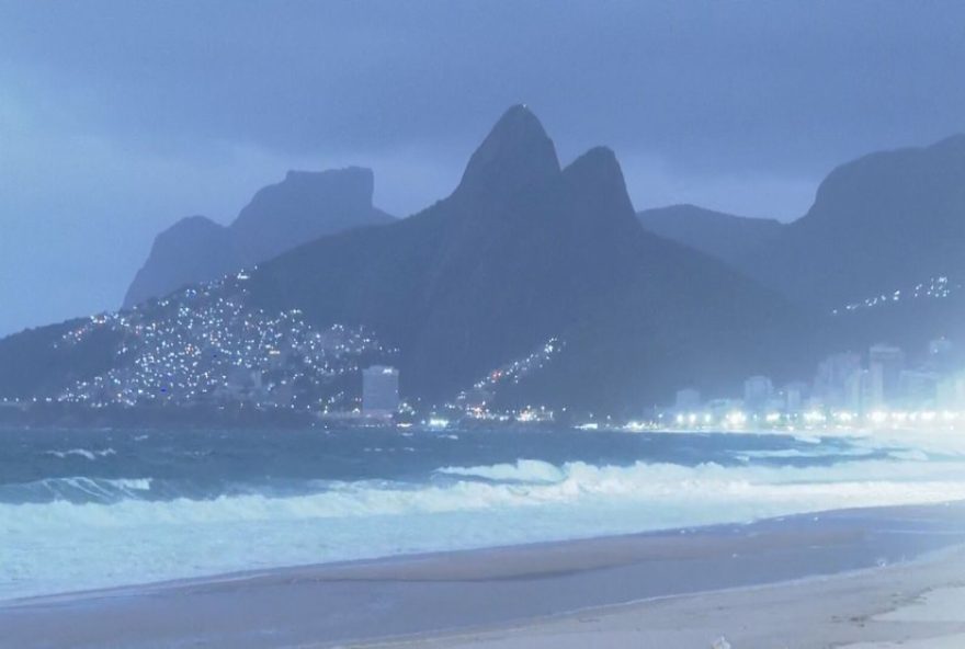 prefeitura-fecha-ciclovia-tim-maia-por-ressaca-e-ventania3B-canoistas-arrastados-em-niteroi.-ondas-de-32C5-metros-e-rajadas-de-70-km2Fh