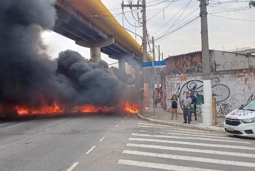 protesto-contra-reintegracao-de-posse-bloqueia-avenidas-na-zona-sul-de-sp3A-impactos-e-reivindicacoes-da-comunidade-haitiana