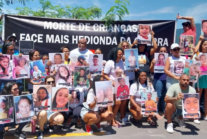 protesto-da-ong-rio-de-paz-contra-retirada-de-fotos-de-criancas-mortas-a-tiros-no-rj
