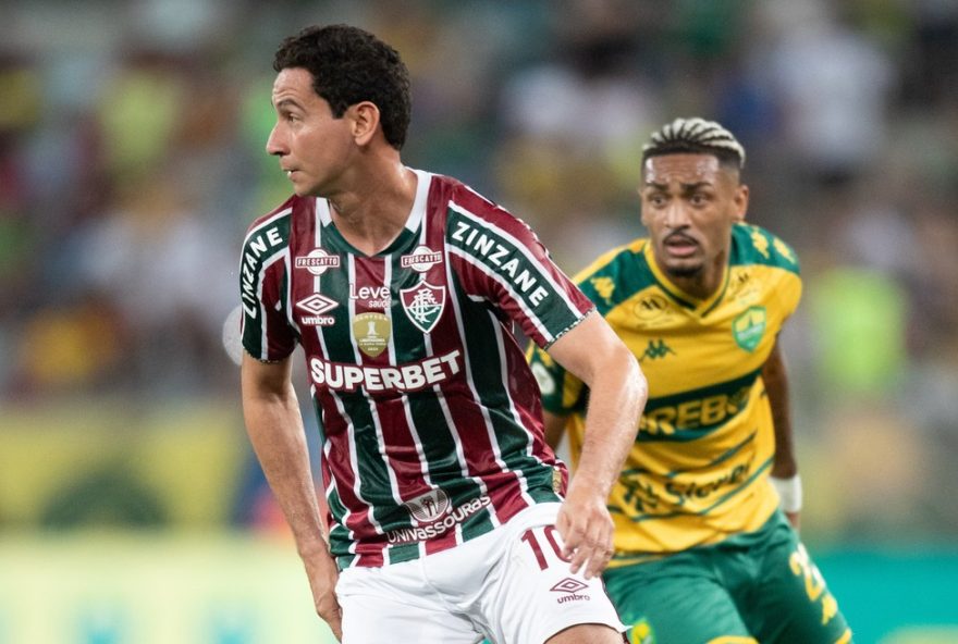 MT - CUIABA - 21/07/2024 - BRASILEIRO A 2024, CUIABA X FLUMINENSE - Derik Lacerda jogador do Cuiaba disputa lance com Ganso jogador do Fluminense durante partida no estadio Arena Pantanal pelo campeonato Brasileiro A 2024. Foto: Gil Gomes/AGIF