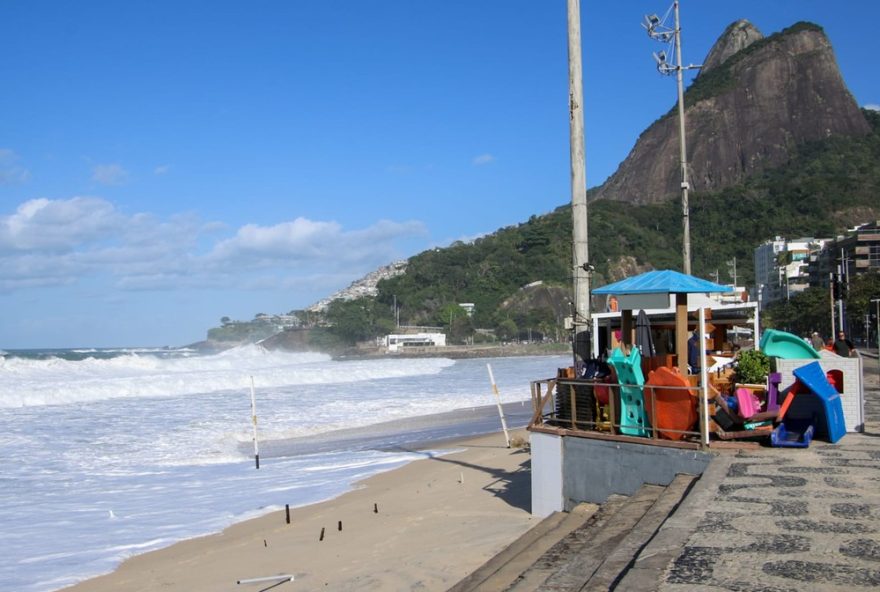 ressaca-avanca-no-rio-de-janeiro-com-ondas-de-ate-4-metros3A-avenida-delfim-moreira-interditada