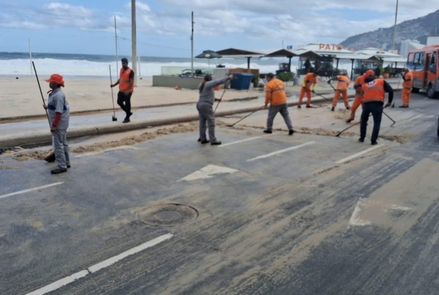 ressaca-interdita-faixas-da-orla-do-leblon3B-marinha-preve-ondas-de-ate-32C5-metros-no-rio-de-janeiro3A-saiba-mais
