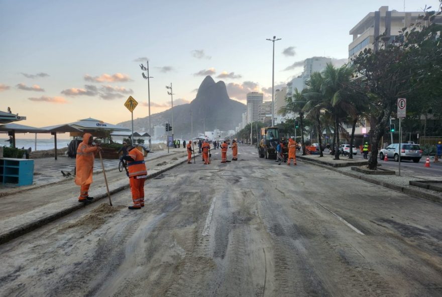 ressaca-no-leblon3A-orla-interditada-por-mais-de-24-horas.-o-que-fazer3F