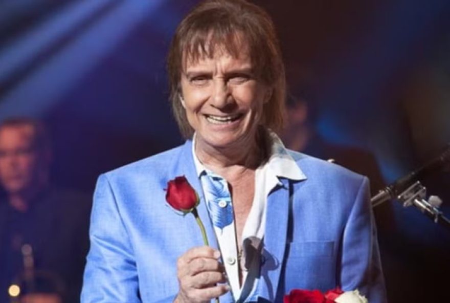 roberto-carlos-causa-polemica-em-show-de-reveillon-no-recife3A-fotografos-sao-expulsos-do-evento