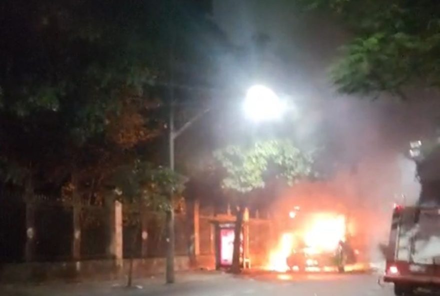 tiroteio-no-morro-dos-macacos3A-onibus-queimado-e-homem-ferido-em-confronto-na-zona-norte-do-rio