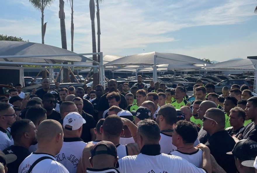 torcida-organizada-do-vasco-cobra-resultados-em-encontro-com-diniz