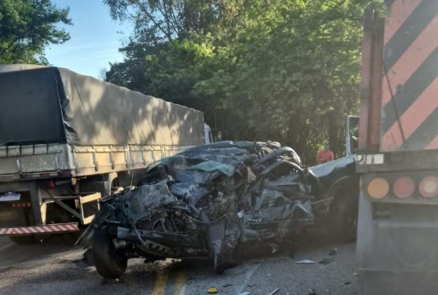 tragedia-na-br-3813A-acidente-fatal-em-joao-monlevade-deixa-tres-mortos-em-colisao-entre-carreta-e-caminhonete