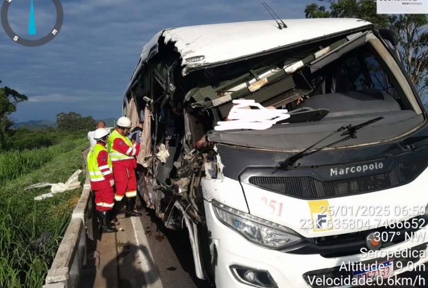 tragedia-na-dutra3A-sobe-para-3-o-numero-de-mortos-em-acidente-entre-micro-onibus-e-carreta