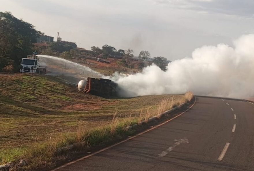tragedia-na-lmg-8653A-caminhoneiro-morre-em-acidente-em-limeira-do-oeste2C-triangulo-mineiro