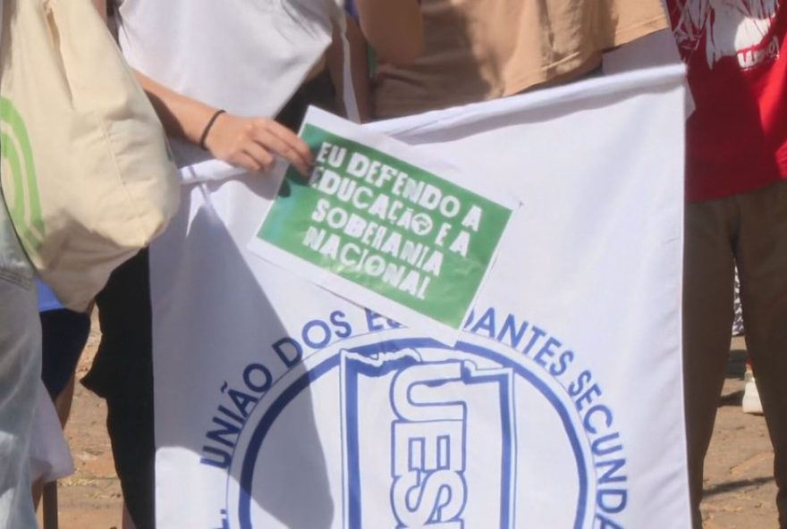 une-protesta-contra-tarifaco-de-trump-na-embaixada-dos-eua-em-brasilia3A-manifestacao-pede-fim-da-taxacao-e-defende-soberania-nacional