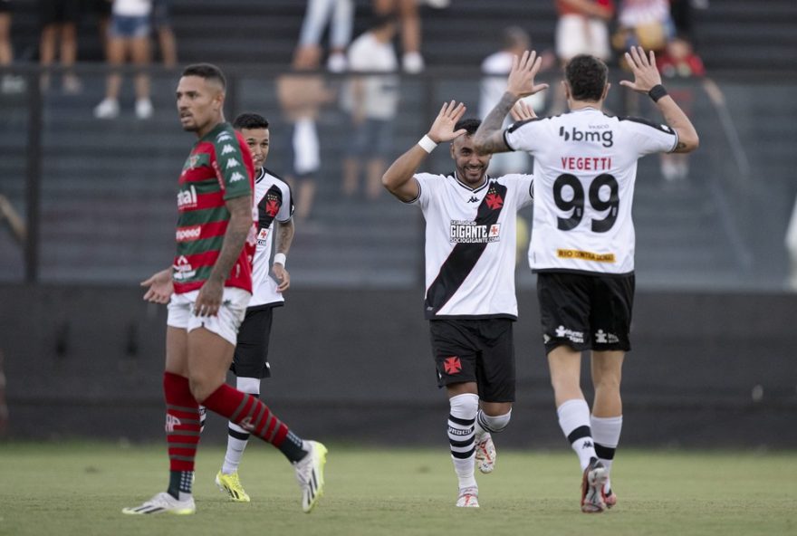 RJ - RIO DE JANEIRO - 03/03/2024 - CARIOCA 2024, VASCO X PORTUGUESA RIO - Payet jogador do Vasco comemora seu gol com Vegetti jogador da sua equipe durante partida contra o Portuguesa Rio no estadio Sao Januario pelo campeonato Carioca 2024. Foto: Jorge Rodrigues/AGIF