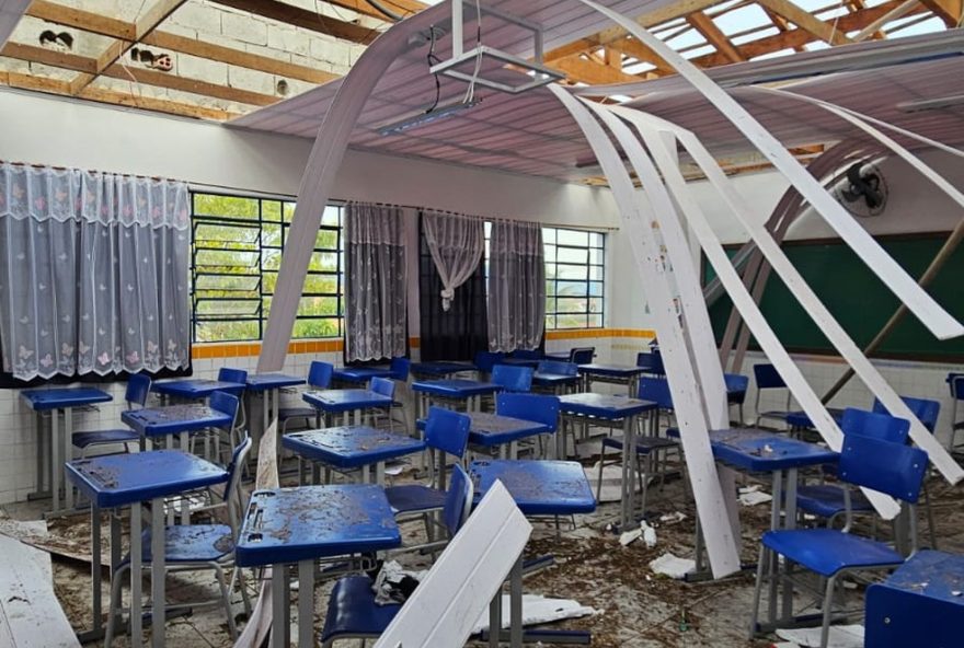 ventania-em-caraguatatuba2C-sp3A-escola-municipal-tem-telhado-destruido-e-aulas-suspensas
