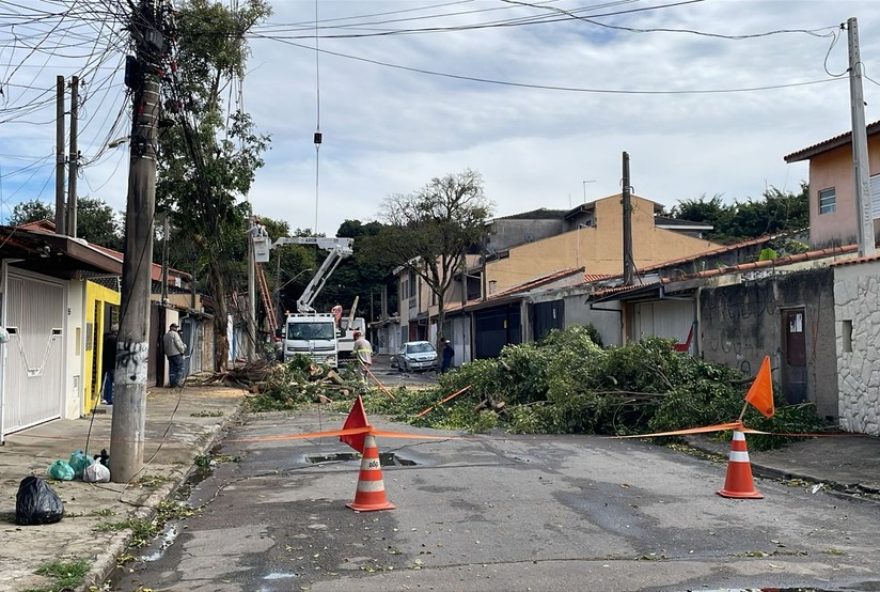 ventos-fortes-derrubam-poste-e-arvore-em-sao-jose-dos-campos3A-fornecimento-de-energia-interrompido