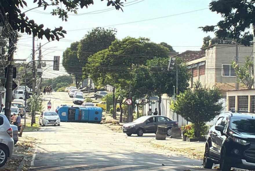 viatura-da-pm-tomba-durante-patrulhamento-em-cordovil3A-policiais-ilesos.importancia-da-manutencao-preventiva-e-transparencia