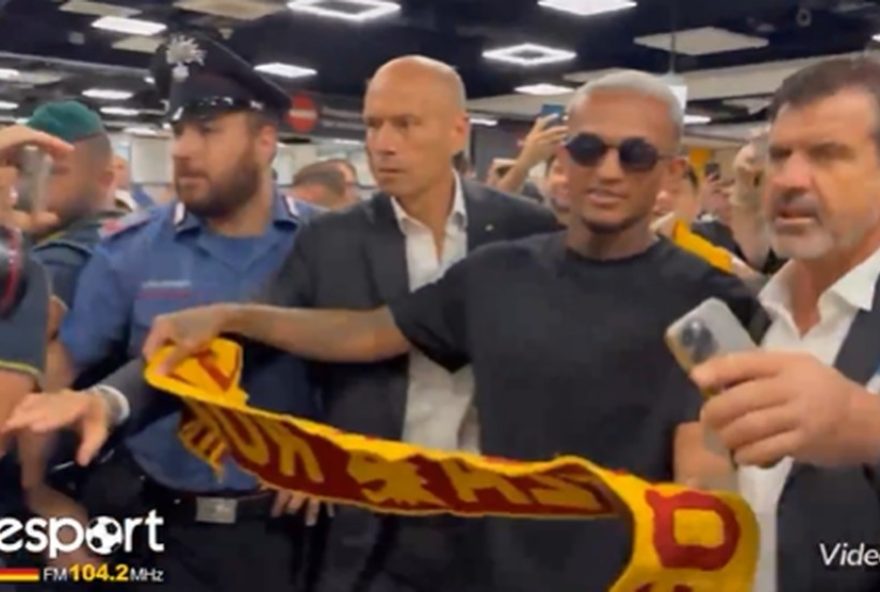 wesley2C-ex-flamengo2C-e-recebido-em-roma-por-torcedores-apos-transferencia-milionaria