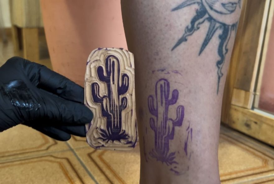 xilotattoo3A-da-madeira-a-pele2C-a-tecnica-de-tatuagem-que-levou-artista-de-sumare-a-ny